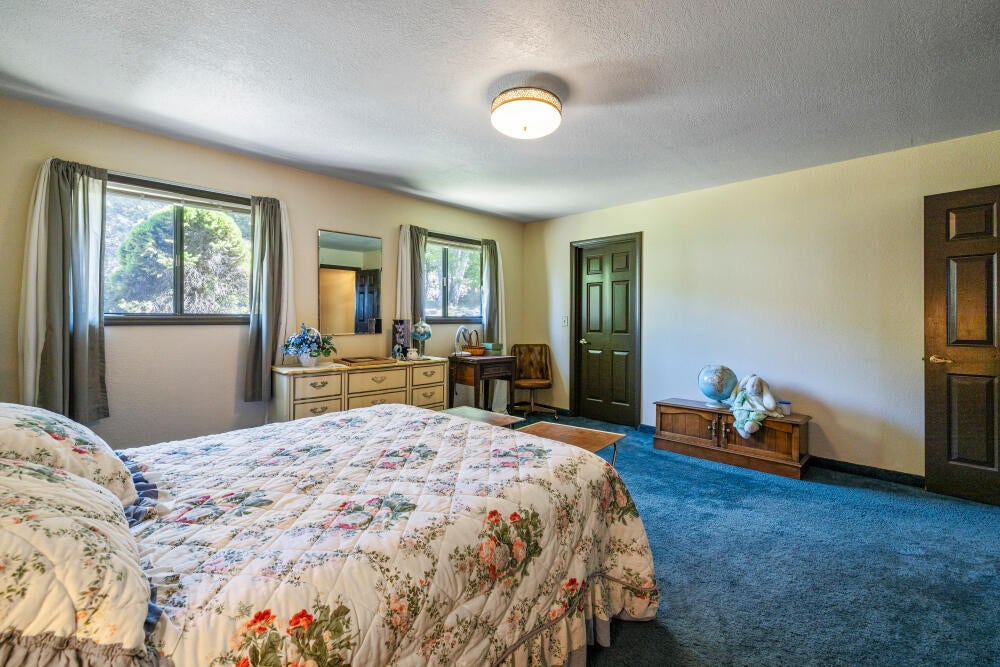 11445 Hill Road Klamath Falls, OR 97603 - Photo 15 of 51 015