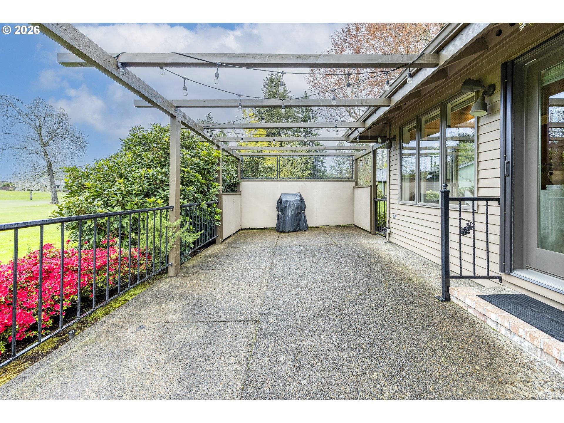982 Shaughnessy Lane Eugene, OR 97401 - Photo 38 of 48 a view of a porch
