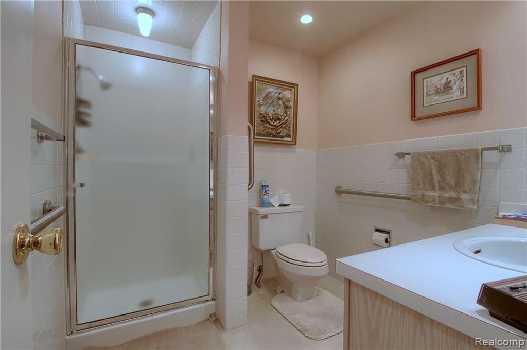 659 North Rosedale Court Grosse Pointe Woods, MI 48236 - Photo 23 of 36
