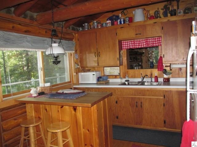 9342 West Branch Road Duluth, MN 55803 - Photo 7 of 17 Breakfast bar