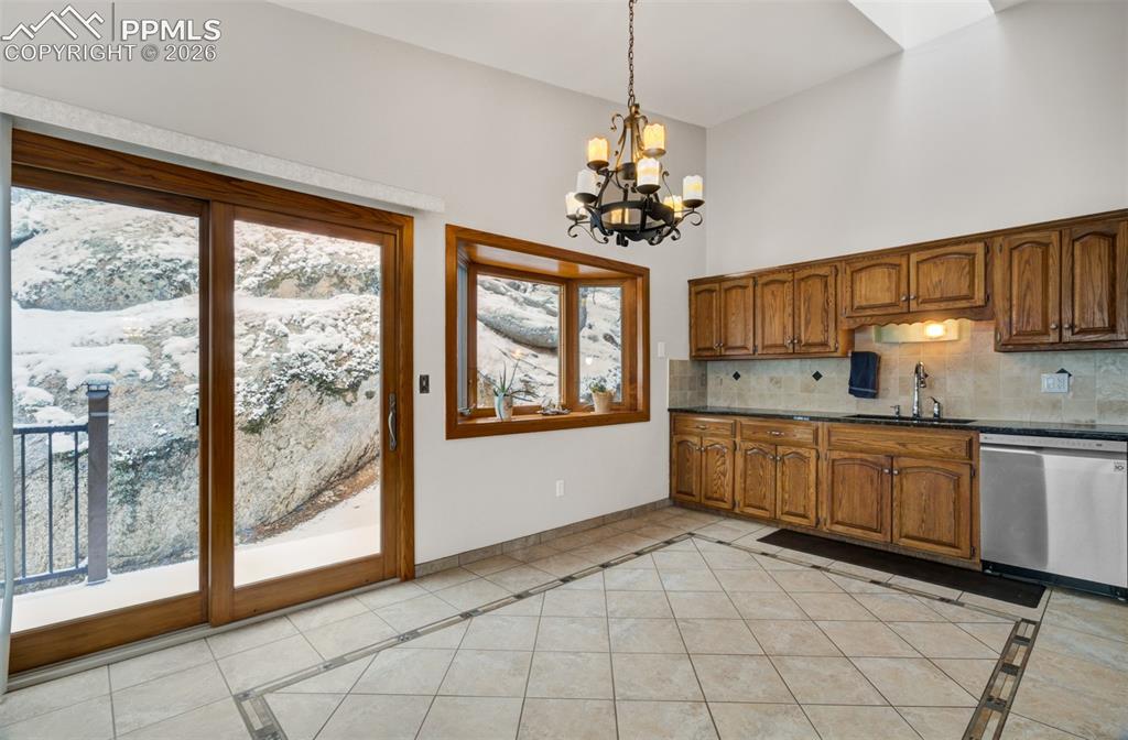 5865 Waterfall Loop Manitou Springs, CO 80829 - Photo 6 of 45 Dining area