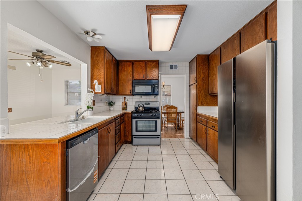 11261 Wayfield Road Riverside, CA 92505 - Photo 15 of 50 Kitchen