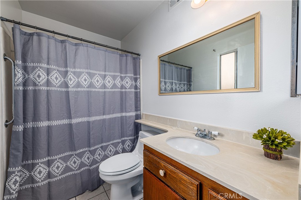 11261 Wayfield Road Riverside, CA 92505 - Photo 23 of 50 Primary Bathroom