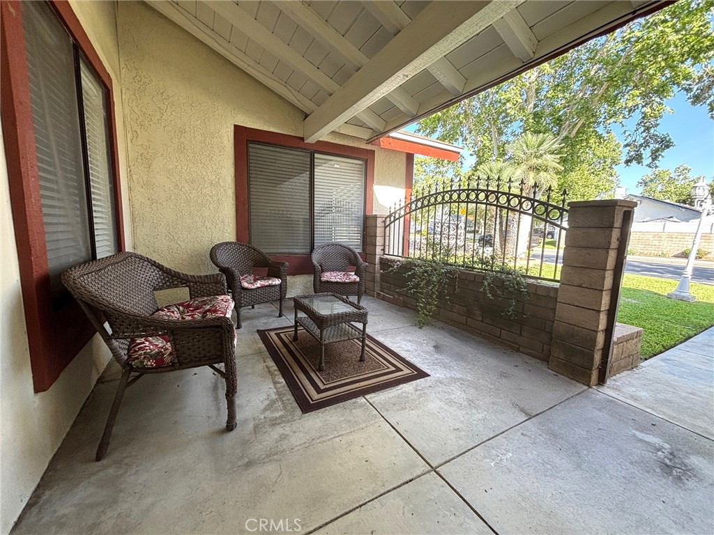 11261 Wayfield Road Riverside, CA 92505 - Photo 4 of 50 Front Courtyard