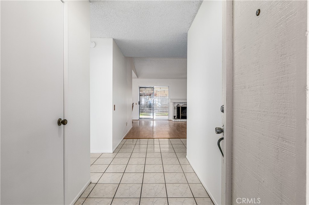 11261 Wayfield Road Riverside, CA 92505 - Photo 7 of 50 Entryway