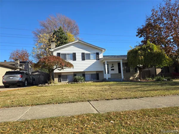 $335,000 | 33828 Stonewood Drive, Sterling Heights, MI 48312
