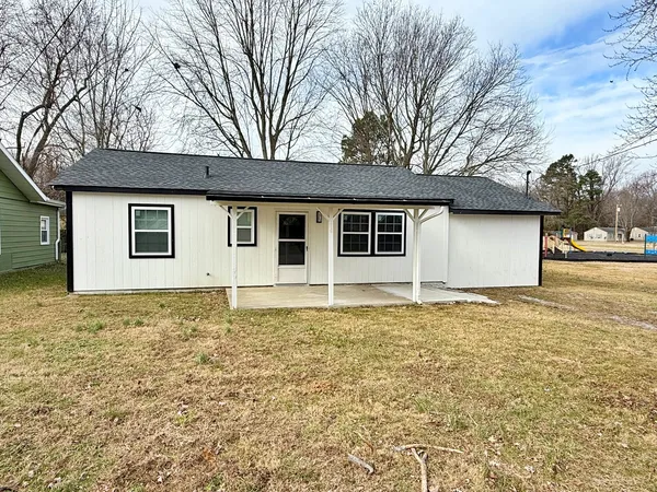 a view of a house with a yard