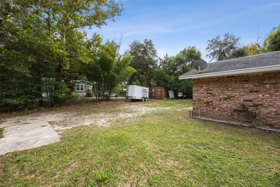 86071 Jones Road Yulee, FL 32097 - Photo 40 of 44 a view of a backyard with a garden