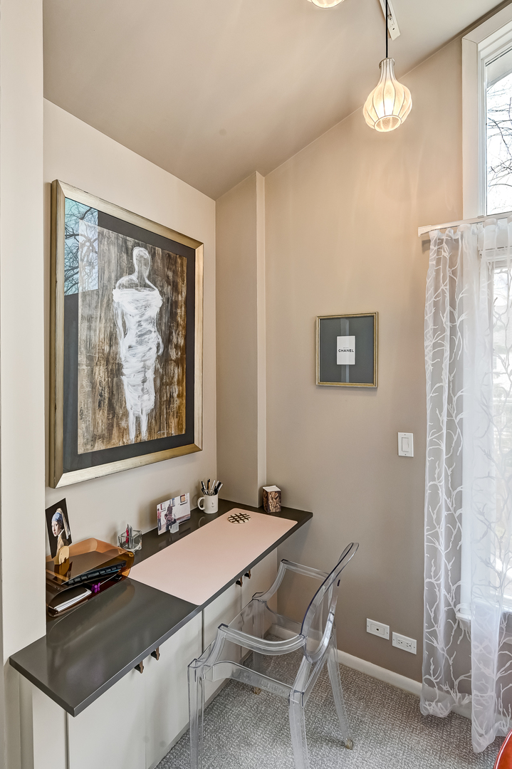 401 8th Place Hinsdale, IL 60521 - Photo 27 of 46 a room with a table and chairs