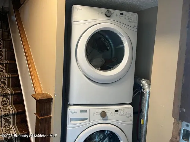 a close up view of a washer and dryer