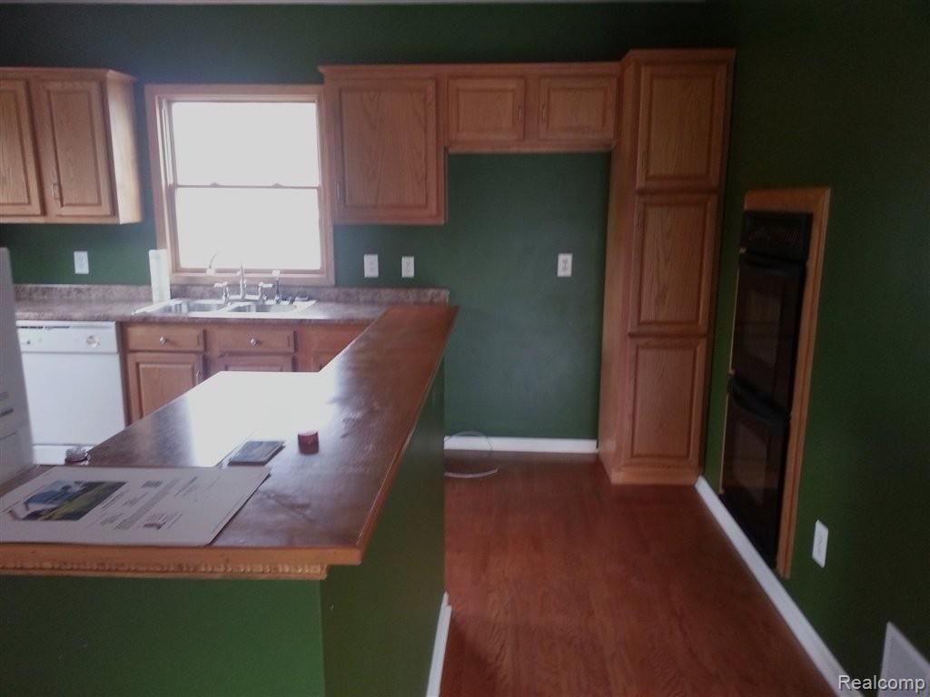 28460 Waltz Road New Boston, MI 48164 - Photo 4 of 13 Kitchen.jpg