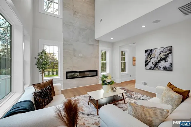 a large kitchen with kitchen island a large island in it