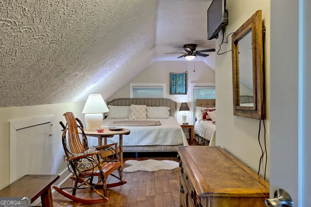 a view of yard with green space