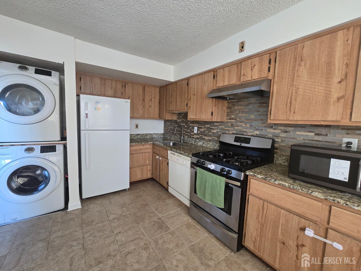 1904 Raspberry Court Edison, NJ 08817 - Photo 6 of 15
