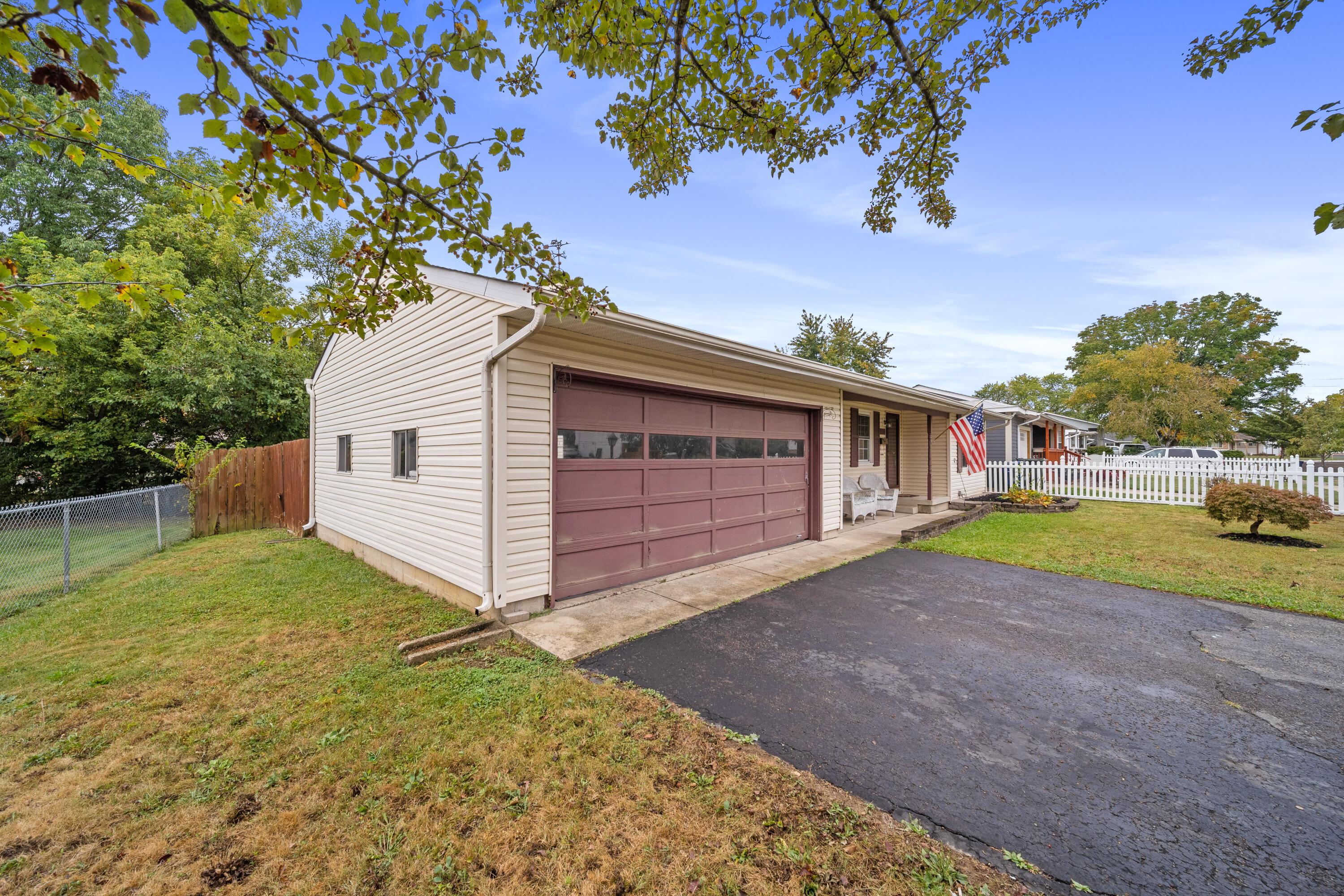 3777 Adell Road Columbus, OH 43228 - Photo 4 of 28 DSC01369