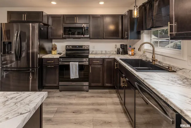 $229,900 | 306 Pennsylvania Avenue, Carterville, IL 62918