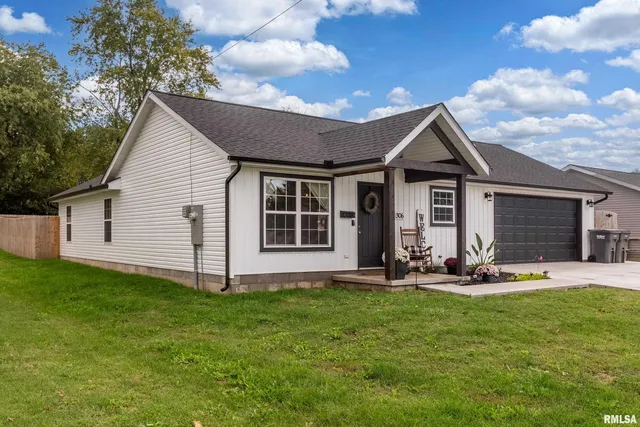 $229,900 | 306 Pennsylvania Avenue, Carterville, IL 62918