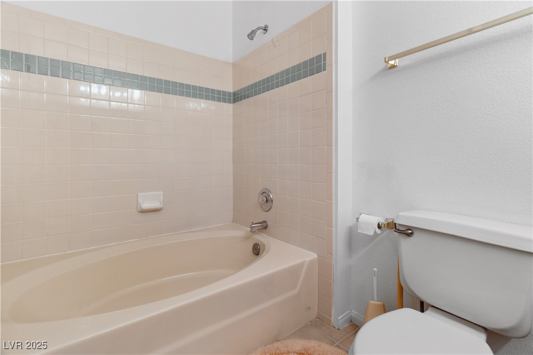 1928 Las Palmas Lane, Unit 228 Laughlin, NV 89029 - Photo 30 of 77 Primary Full bathroom with toilet and washtub / shower combination