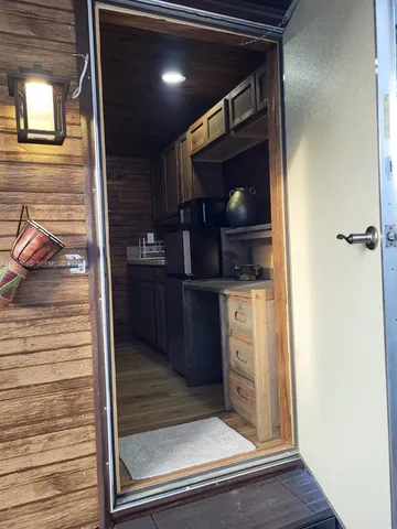 a view of a backyard