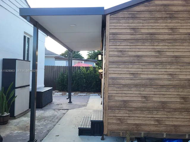 a view of a backyard