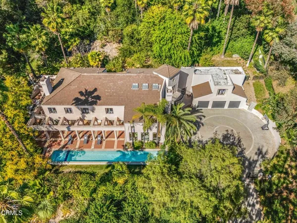 a view of a house with backyard and sitting area