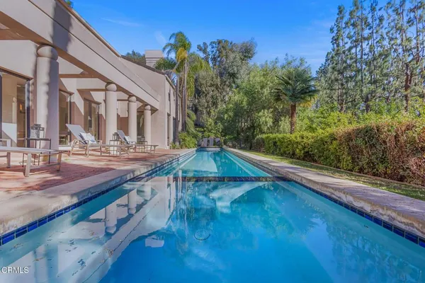 a view of a couches in the back yard