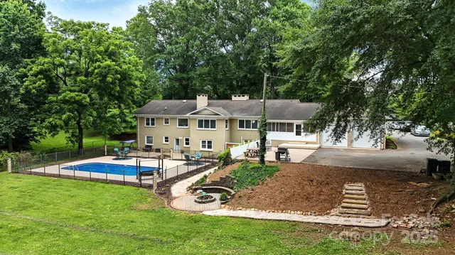 a view of a house with backyard and sitting area