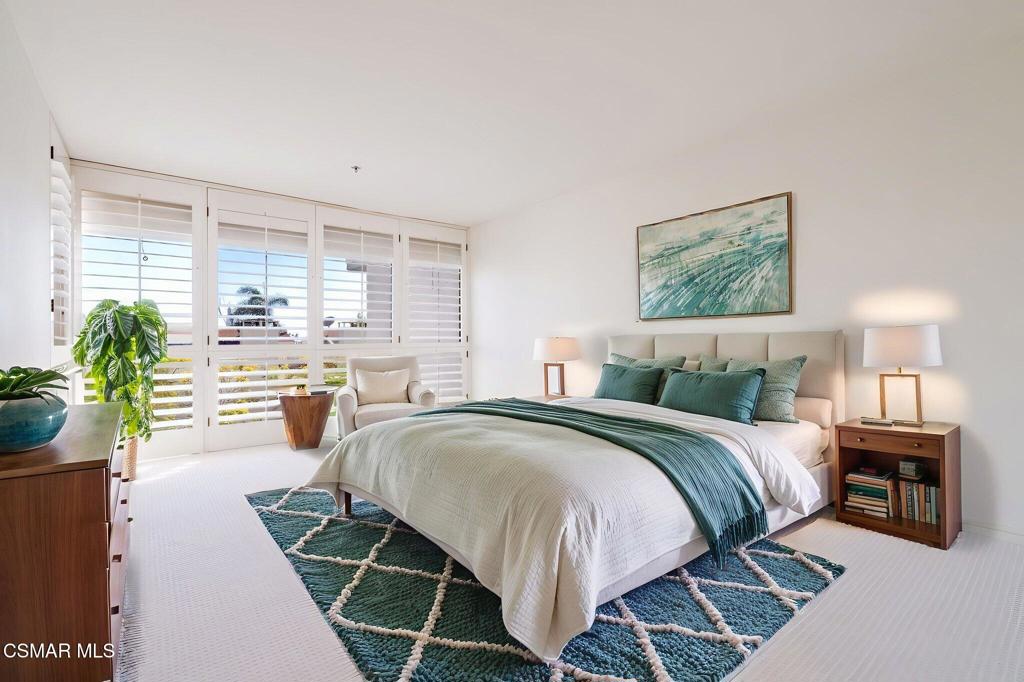 10660 Wilshire Boulevard, Unit 410 Los Angeles, CA 90024 - Photo 15 of 85 a spacious bedroom with a bed and a large window