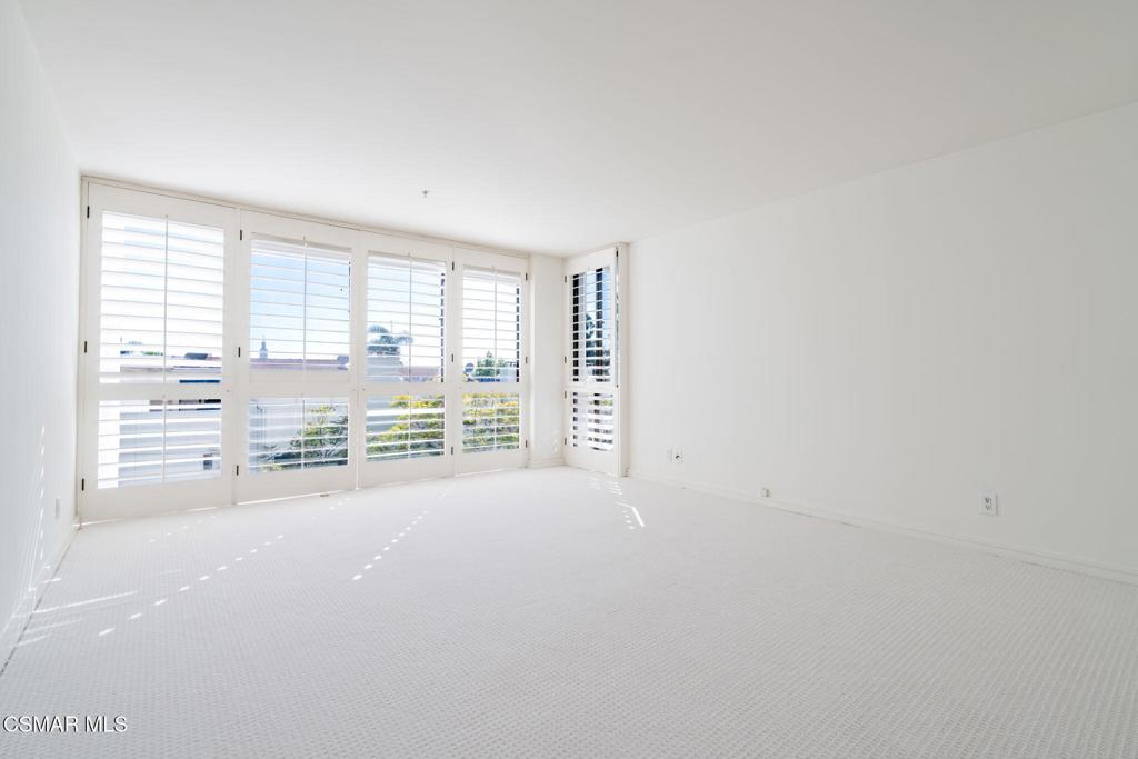 10660 Wilshire Boulevard, Unit 410 Los Angeles, CA 90024 - Photo 42 of 85 an empty room with windows