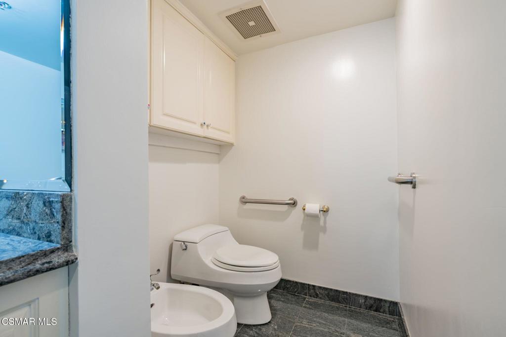 10660 Wilshire Boulevard, Unit 410 Los Angeles, CA 90024 - Photo 49 of 85 a white toilet sitting next to a shower