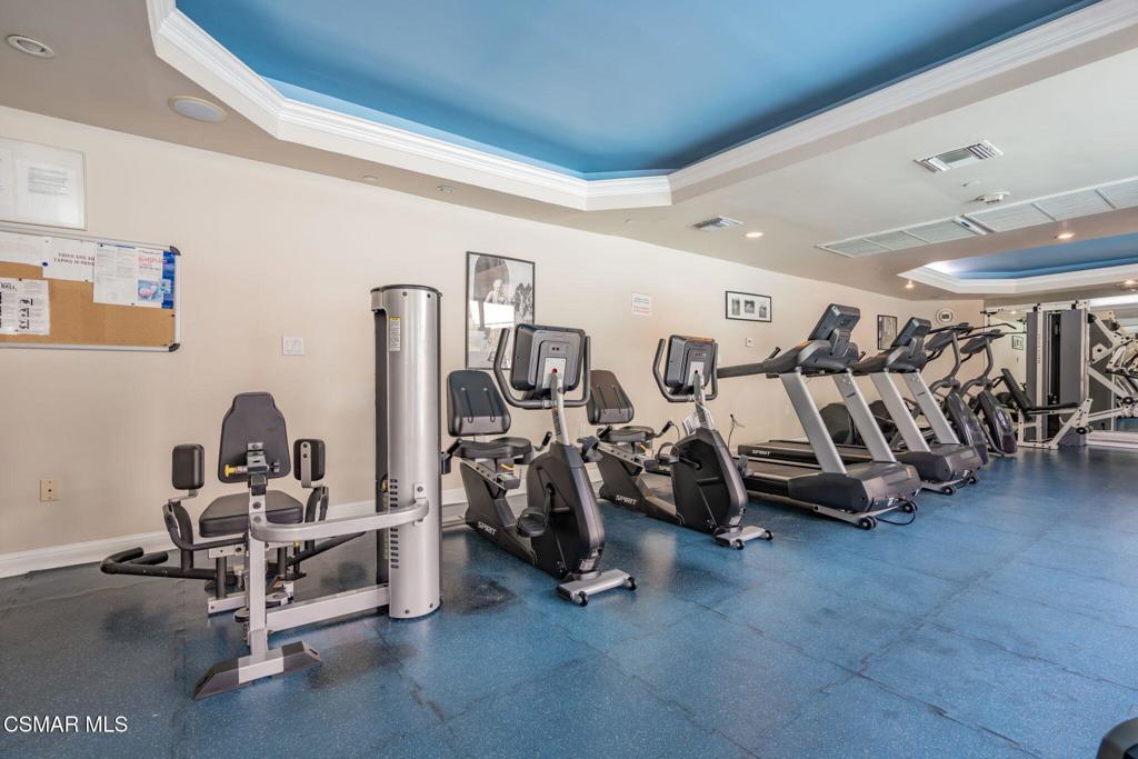 10660 Wilshire Boulevard, Unit 410 Los Angeles, CA 90024 - Photo 74 of 85 a view of a room with gym equipment