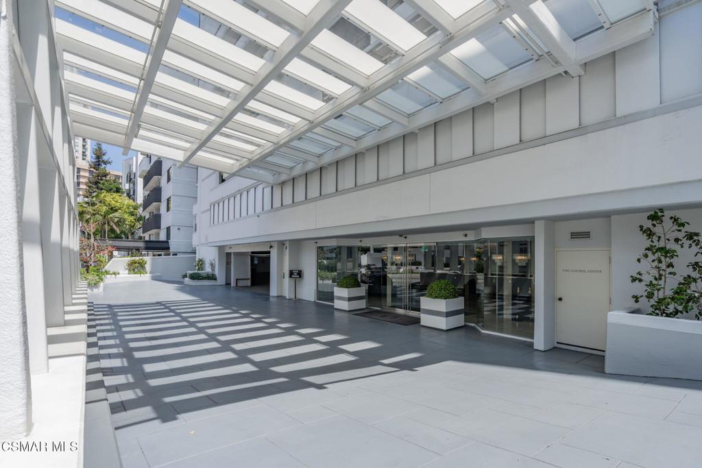 10660 Wilshire Boulevard, Unit 410 Los Angeles, CA 90024 - Photo 83 of 85 a view of a patio with table and chairs