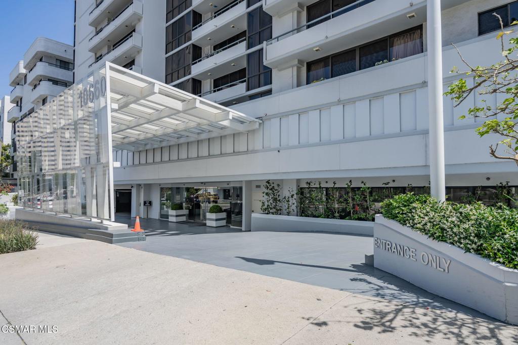 10660 Wilshire Boulevard, Unit 410 Los Angeles, CA 90024 - Photo 84 of 85 a view of outdoor space with seating area