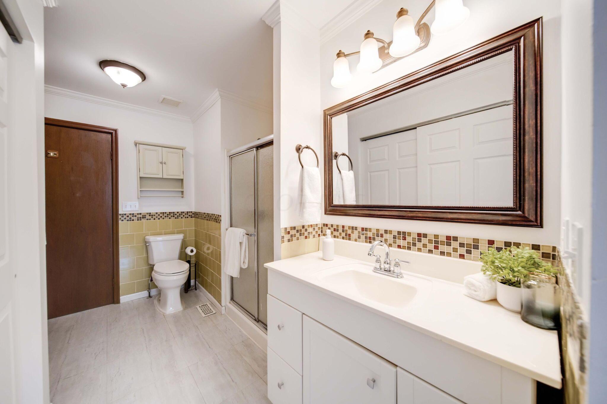 2202 Edgevale Road Columbus, OH 43221 - Photo 19 of 35 Large, full bathroom