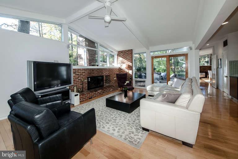 7526 Elba Road Alexandria, VA 22306 - Photo 4 of 30 Family Room