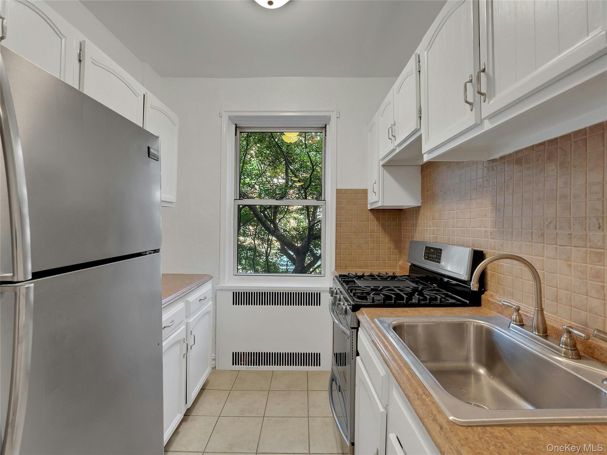764 Palmer Road, Unit 1B Bronxville, NY 10708 - Photo 10 of 29 a kitchen with a refrigerator and a sink
