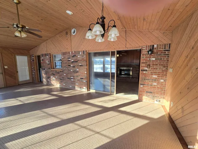 $155,900 | 405 Westhaven Drive, Centralia, IL 62801