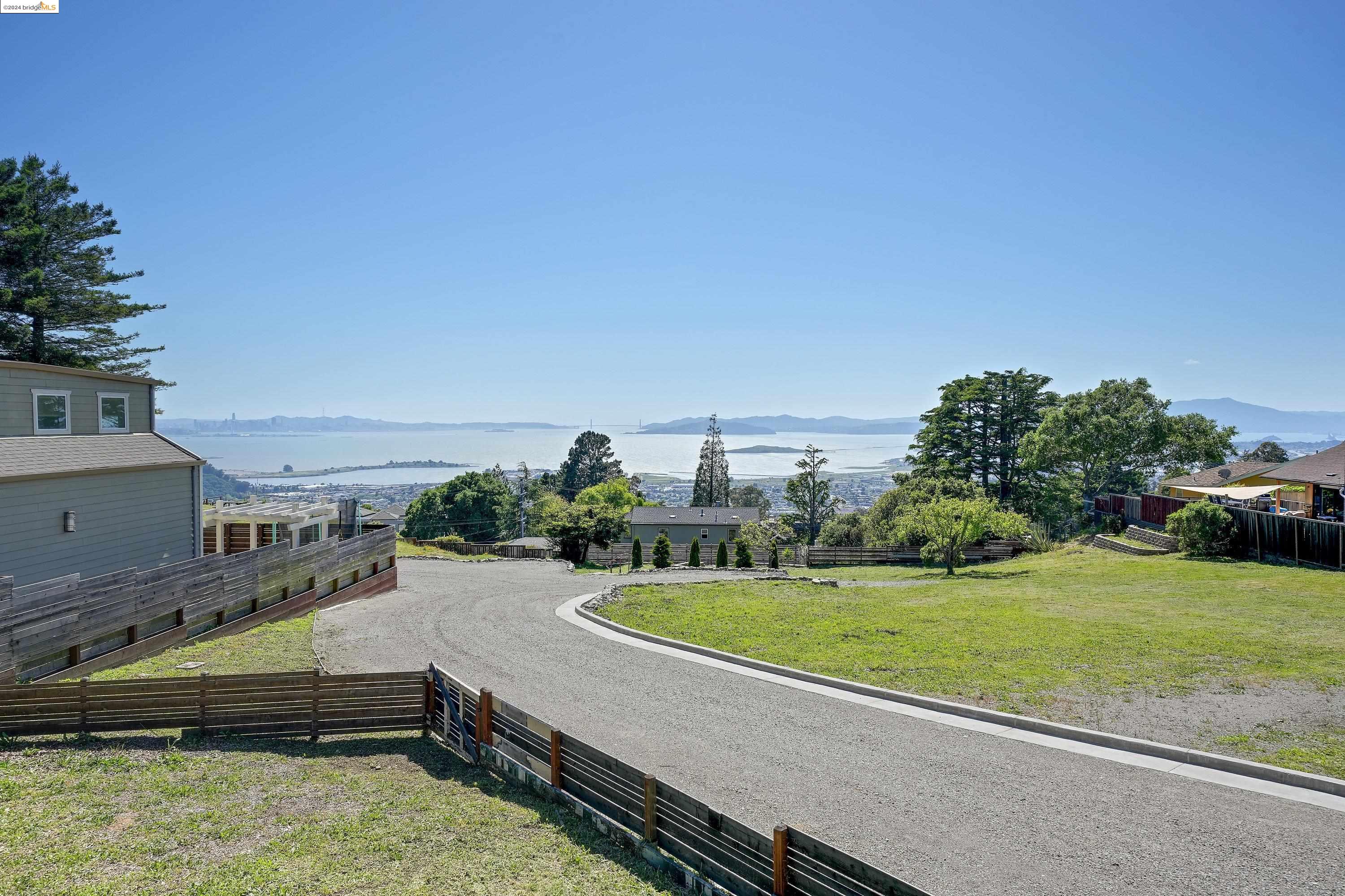 921 Clark Place El Cerrito, CA 94530 - Photo 4 of 36 a view of a mini theater with a yard