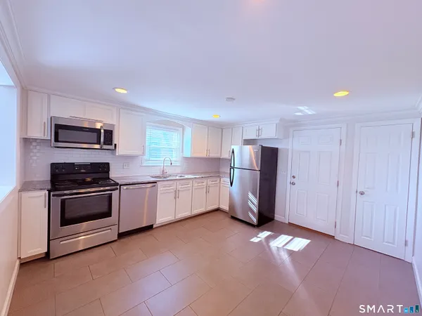 $2,400 | 387 Quaker Lane South, West Hartford, CT 06119