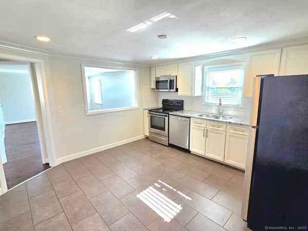 $2,400 | 387 Quaker Lane South, West Hartford, CT 06119