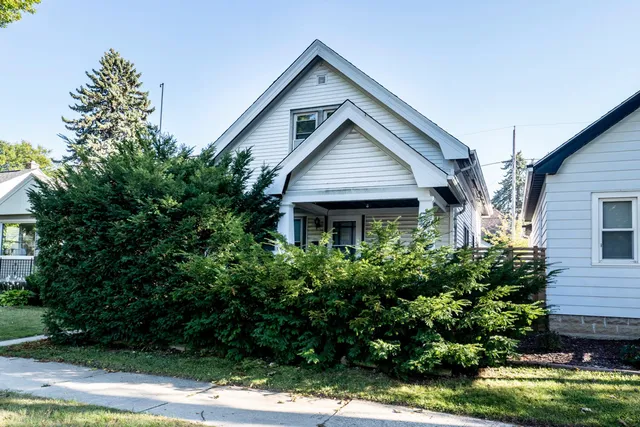 $220,000 | 1005 East Holt Avenue, Milwaukee, WI 53207