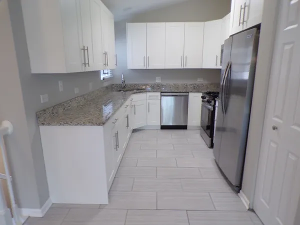 $2,395 | 1053 Woodhill Court, Elgin, IL 60120