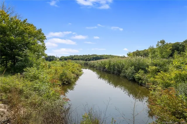 a sign of golf club on a wall