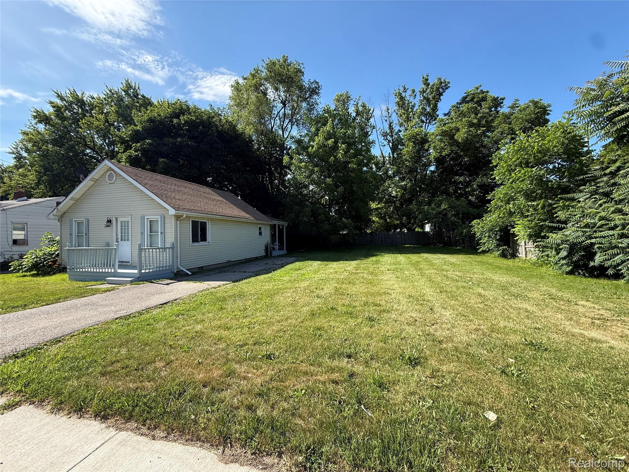 2194 East Bristol Road Burton, MI 48529 - Photo 5 of 6 IMG_7735 2.jpeg