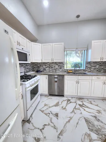 a view of a big room with wooden floor and a ceiling fan