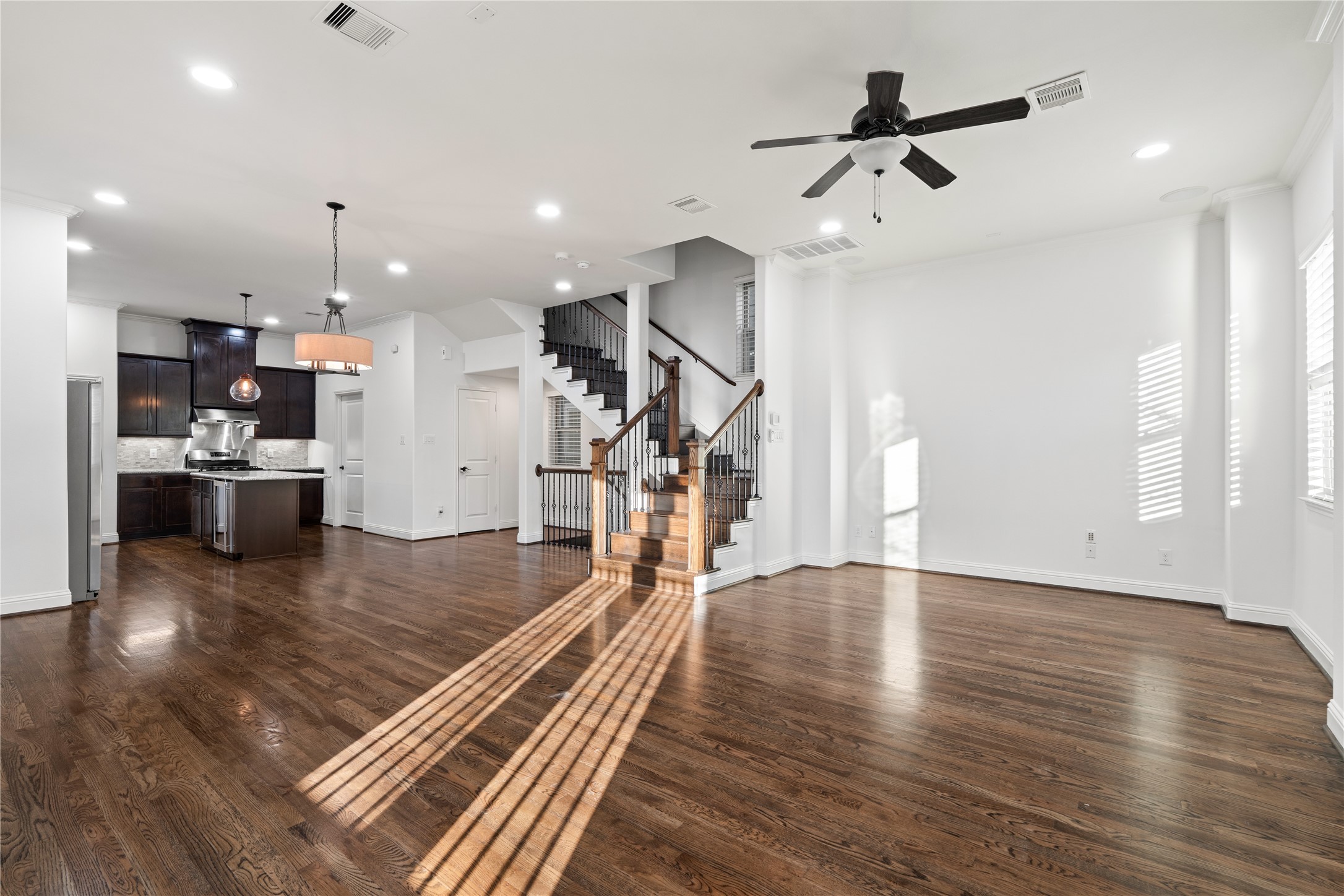 933 West 24th Street, Unit A Houston, TX 77008 - Photo 21 of 41 a view of a living room and wooden floor