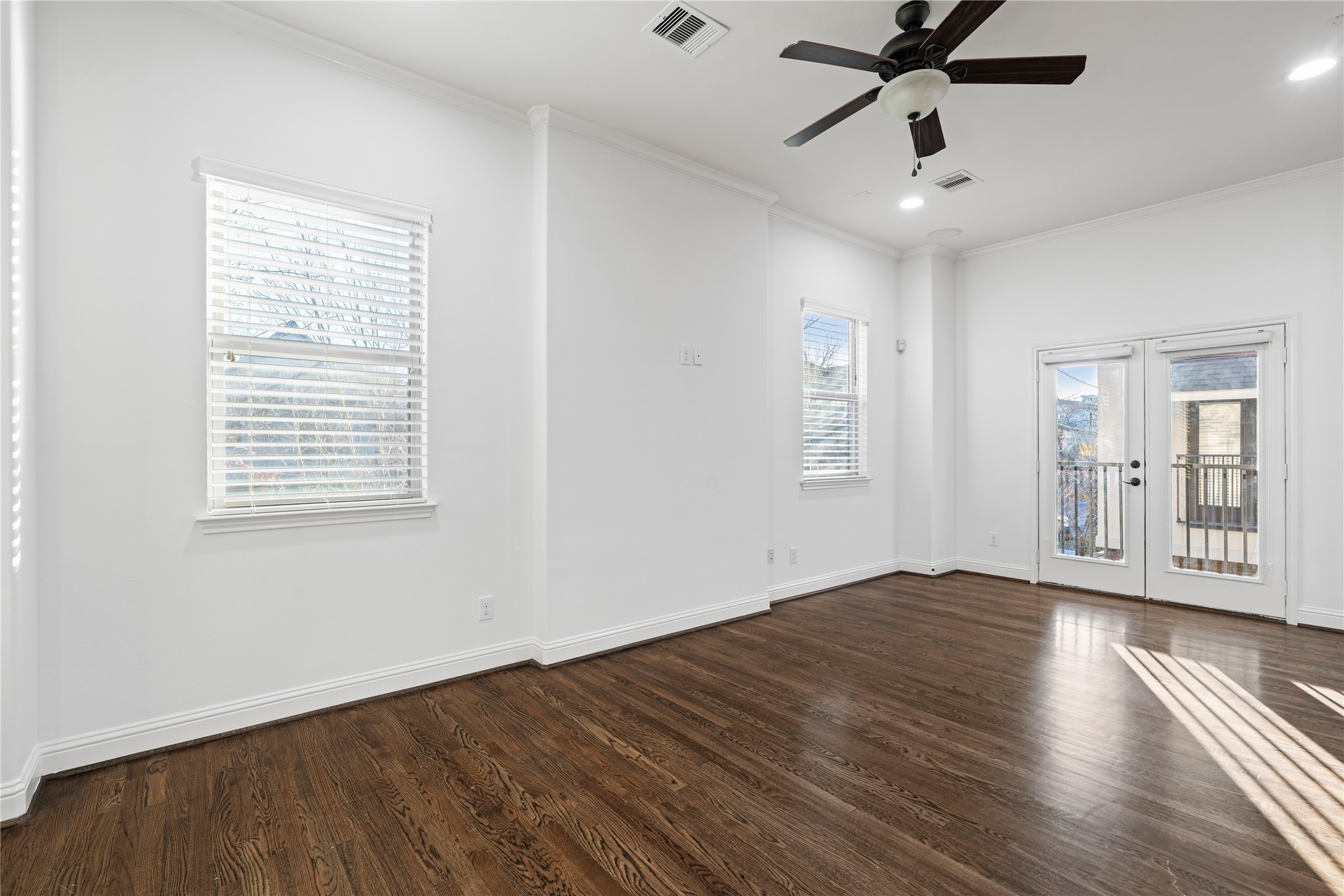 933 West 24th Street, Unit A Houston, TX 77008 - Photo 22 of 41 a view of an empty room with wooden floor and a window