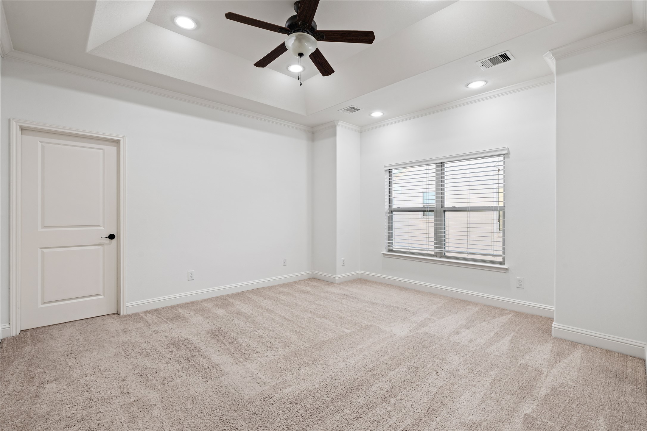 933 West 24th Street, Unit A Houston, TX 77008 - Photo 25 of 41 a view of an empty room with a window