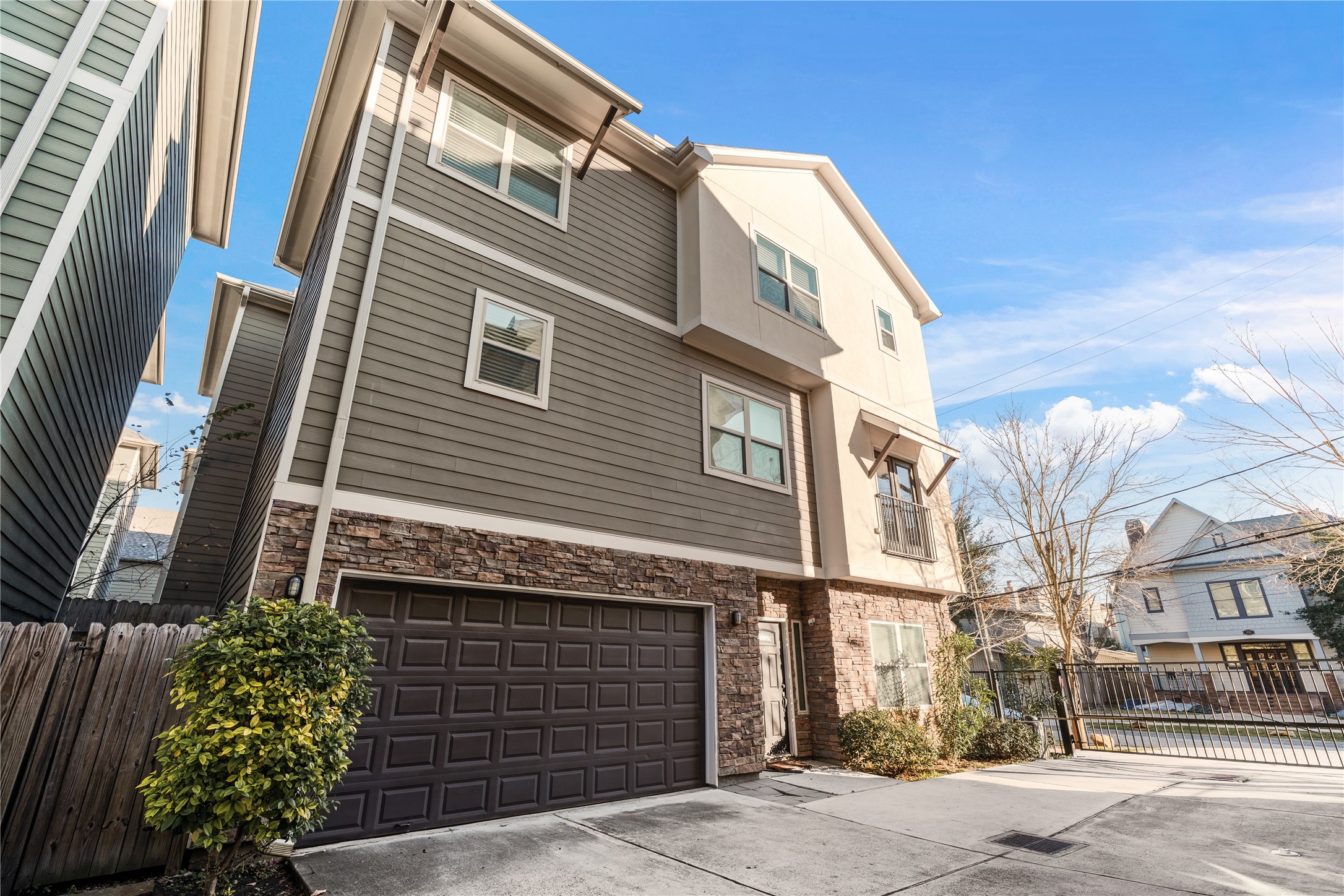 933 West 24th Street, Unit A Houston, TX 77008 - Photo 33 of 41 a front view of a house