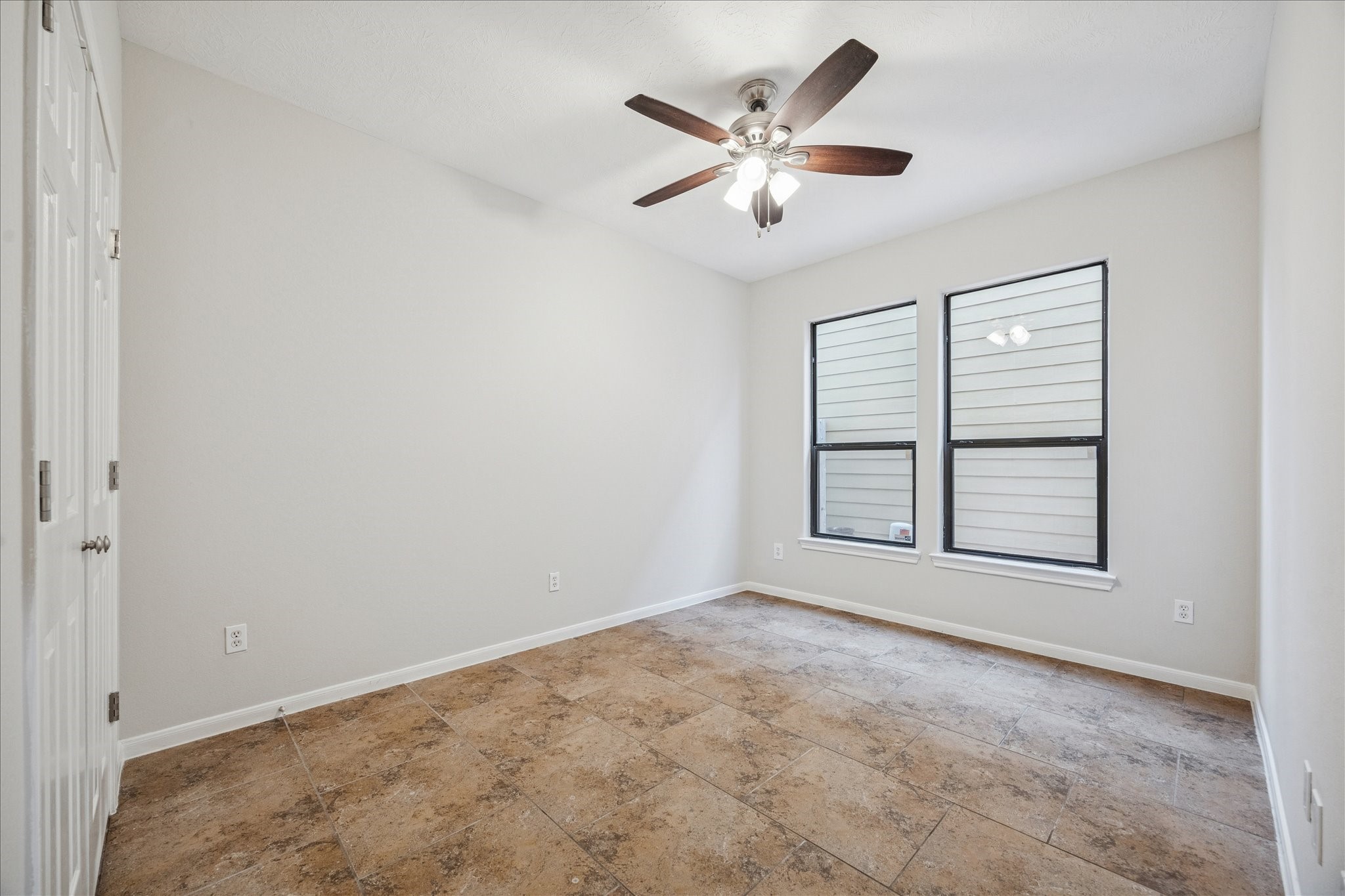 1376 Studer Street Houston, TX 77007 - Photo 28 of 38 an empty room with windows and ceiling fan